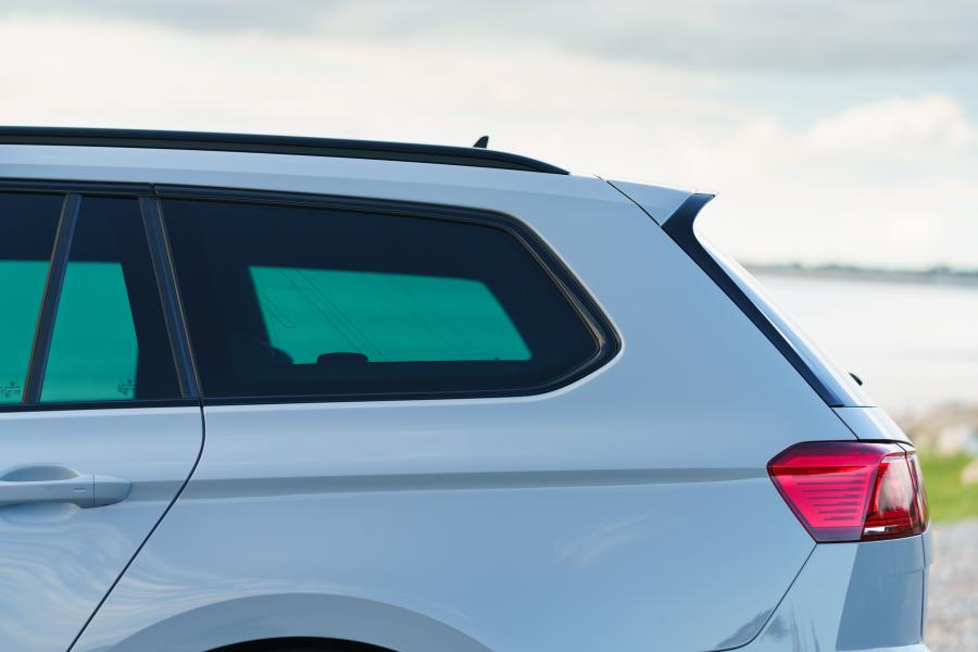 Детали экстерьера Volkswagen Passat Estate R-Line Edition (B8) 2019 года  (UK) (фото 27 из 31)